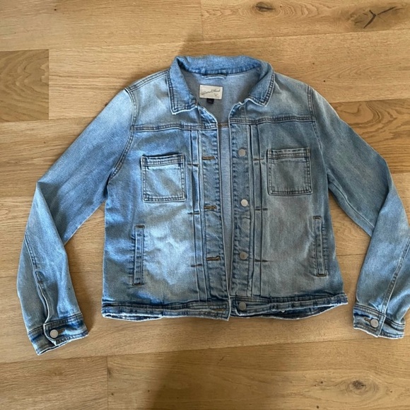 Universal Thread Cropped Denim Jacket in Light Wash - Picture 5 of 5
